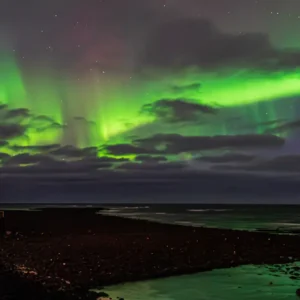 Faro y auroras boreales